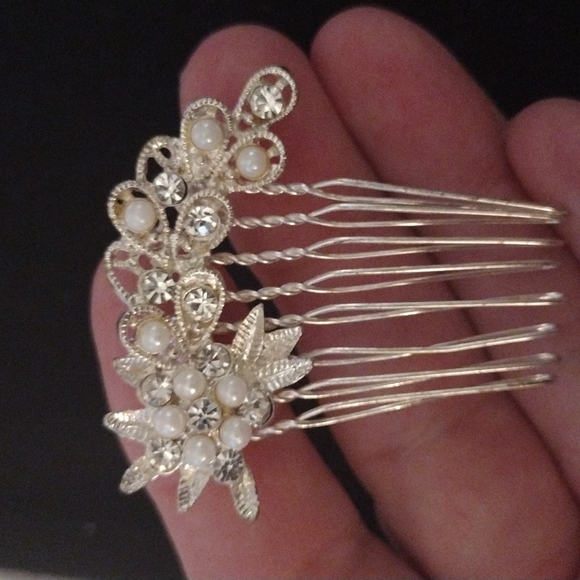 Vintage Metal Silver Tone W/ Faux Pearls and Clear Rhinestone Hair Comb - Picture 2 of 4